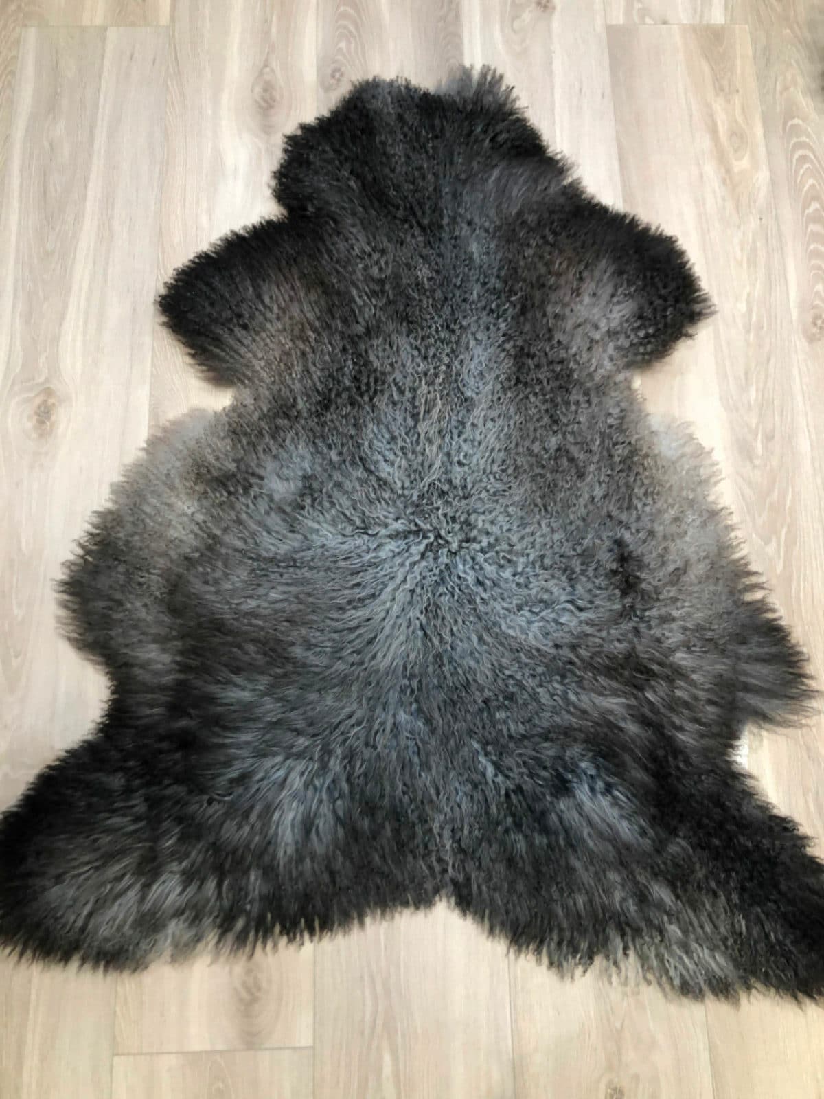 Uklippet lammeskinn, mørk grå.
